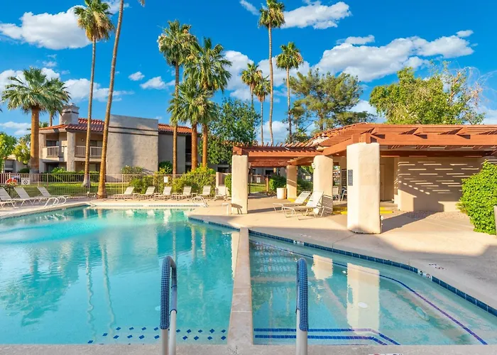 2br Near Golf, Shopping & Nightlife