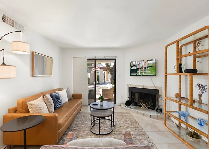 2br Near Golf, Shopping & Nightlife *