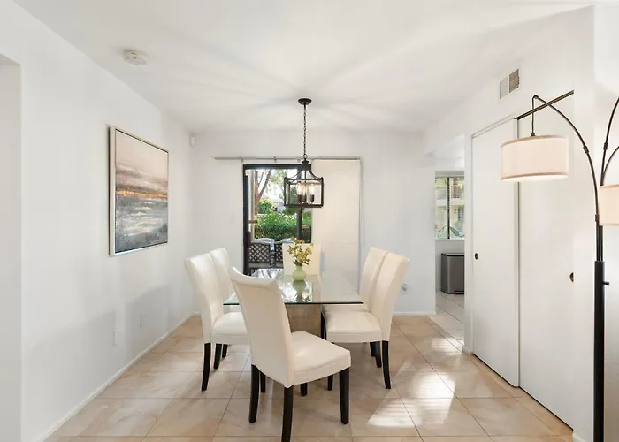 2br Near Golf, Shopping & Nightlife *