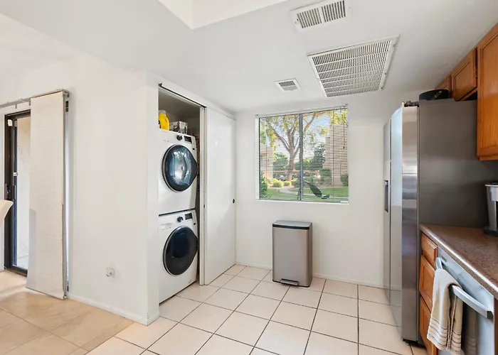 2br Near Golf, Shopping & Nightlife *