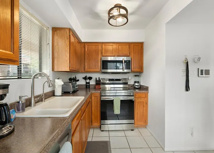 2br Near Golf, Shopping & Nightlife *