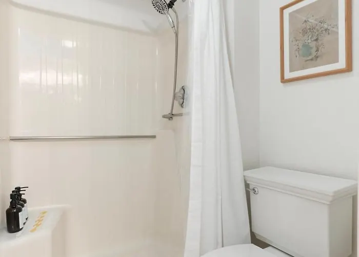 2br Near Golf, Shopping & Nightlife