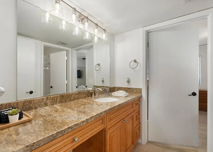 2br Near Golf, Shopping & Nightlife *